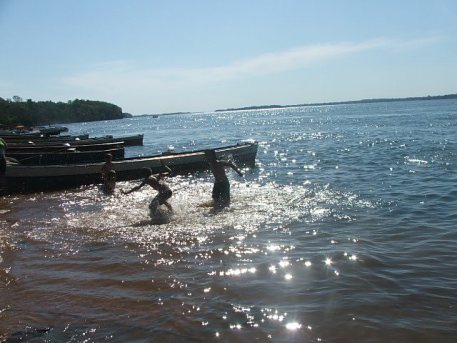 Descendentes de ex-ribeirinhos brincando às margens do Rio Paraná (Foto: David Arioch)