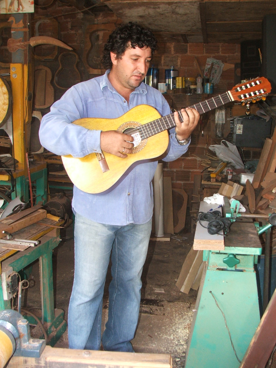 Jeferson Bovarotti testa o instrumento já pronto Luthier lixa uma viola caipira (Foto: David Arioch)