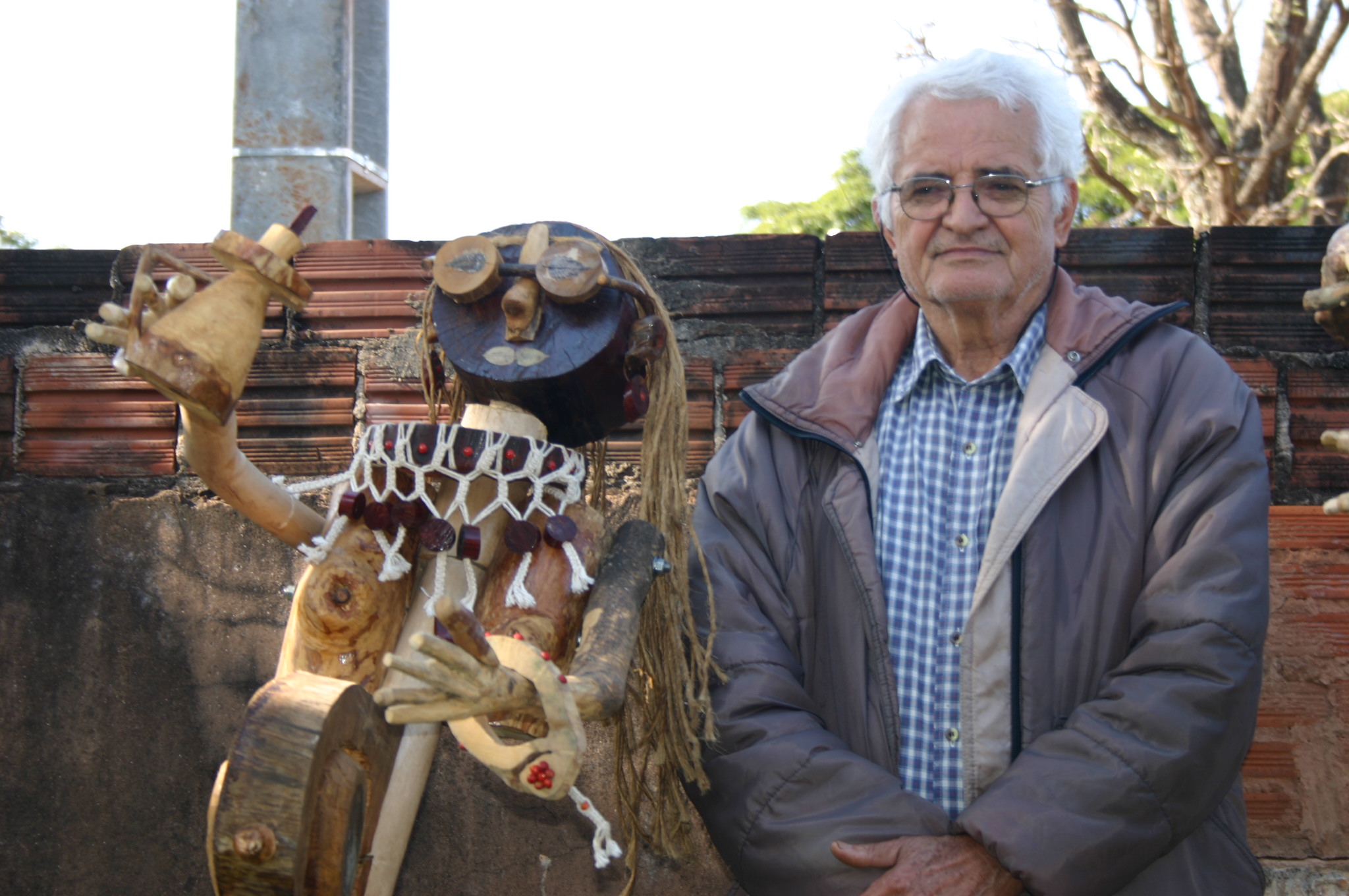 Artista com obra criada a partir de pedaços de seis tipos de madeira (Foto: David Arioch)