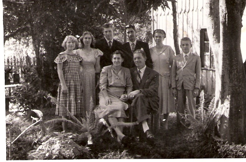 Família Doubek quando chegou a Paranavaí na década de 1940 (Foto: Acervo Familiar)