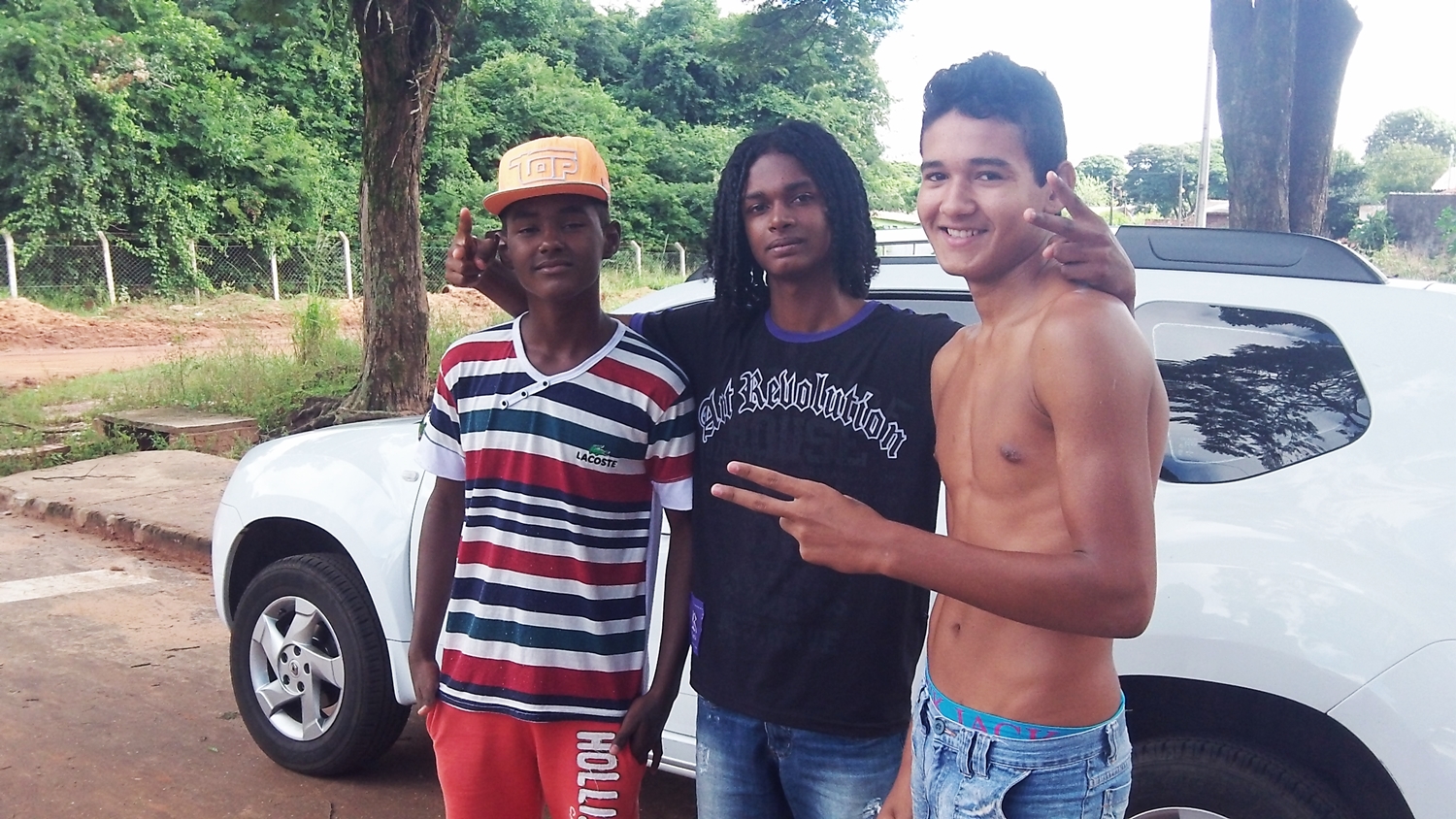 Neguin, Rodrigo e Leozinho se dedicam ao funk quando não estão estudando (Foto: David Arioch)