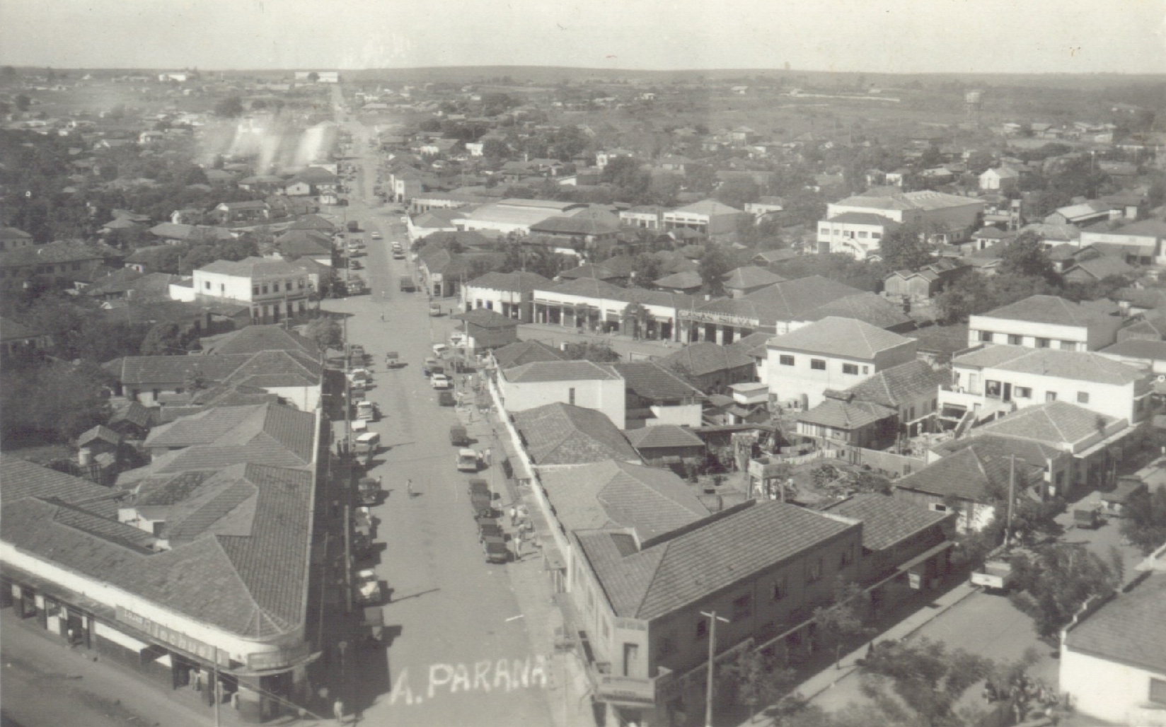 Avenida Paraná na época em que os irmãos Bonfadini ainda investiam no comércio local (Acervo: Fundação Cultural de Paranavaí) 