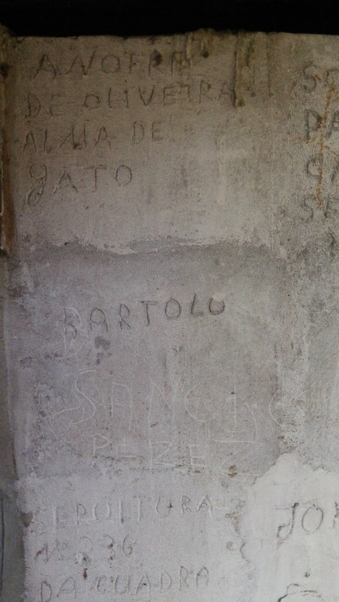 Alma de Gato foi sepultado na gaveta superior e Bartolo na gaveta inferior do Cemitério Municipal de Paranavaí (Foto: David Arioch)