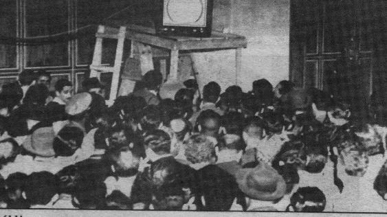 Em 18 de setembro de 1950, uma multidão se reuniu em torno de um pequeno televisor (Foto: Divulgação)