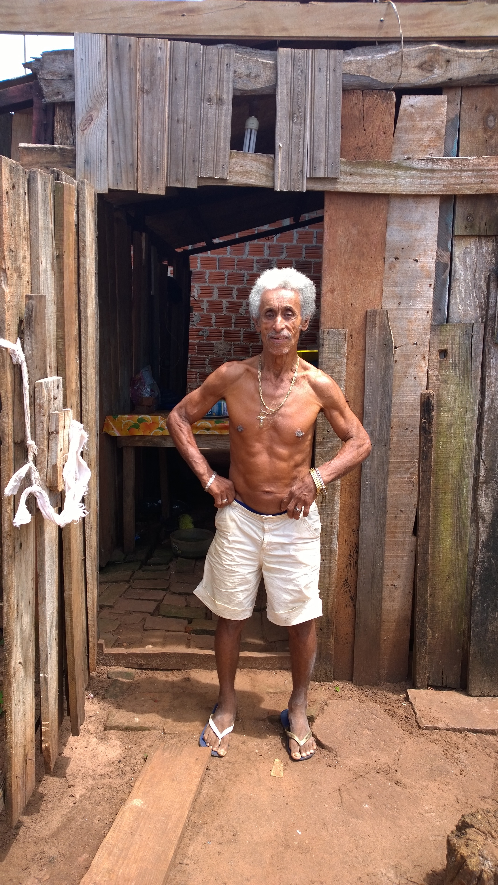 Seu Zé, ex-boia-fria, vive em situação precária no fundo da Vila Alta (Foto: David Arioch)