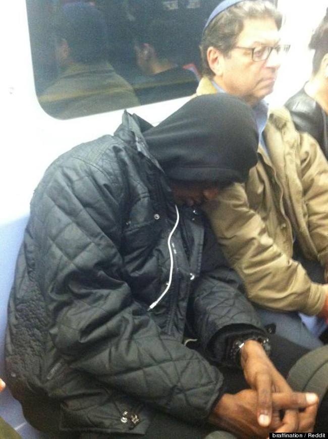 Isaac Theil mantém-se calmo enquanto um estranho dorme em seu ombro (Foto: Reddit Source)
