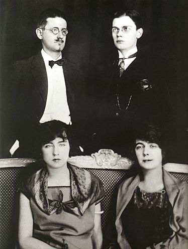 James Joyce (à esquerda) e Nora 